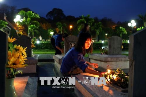 Thắp nến tri ân các Anh hùng liệt sỹ tại Nghĩa trang A1 